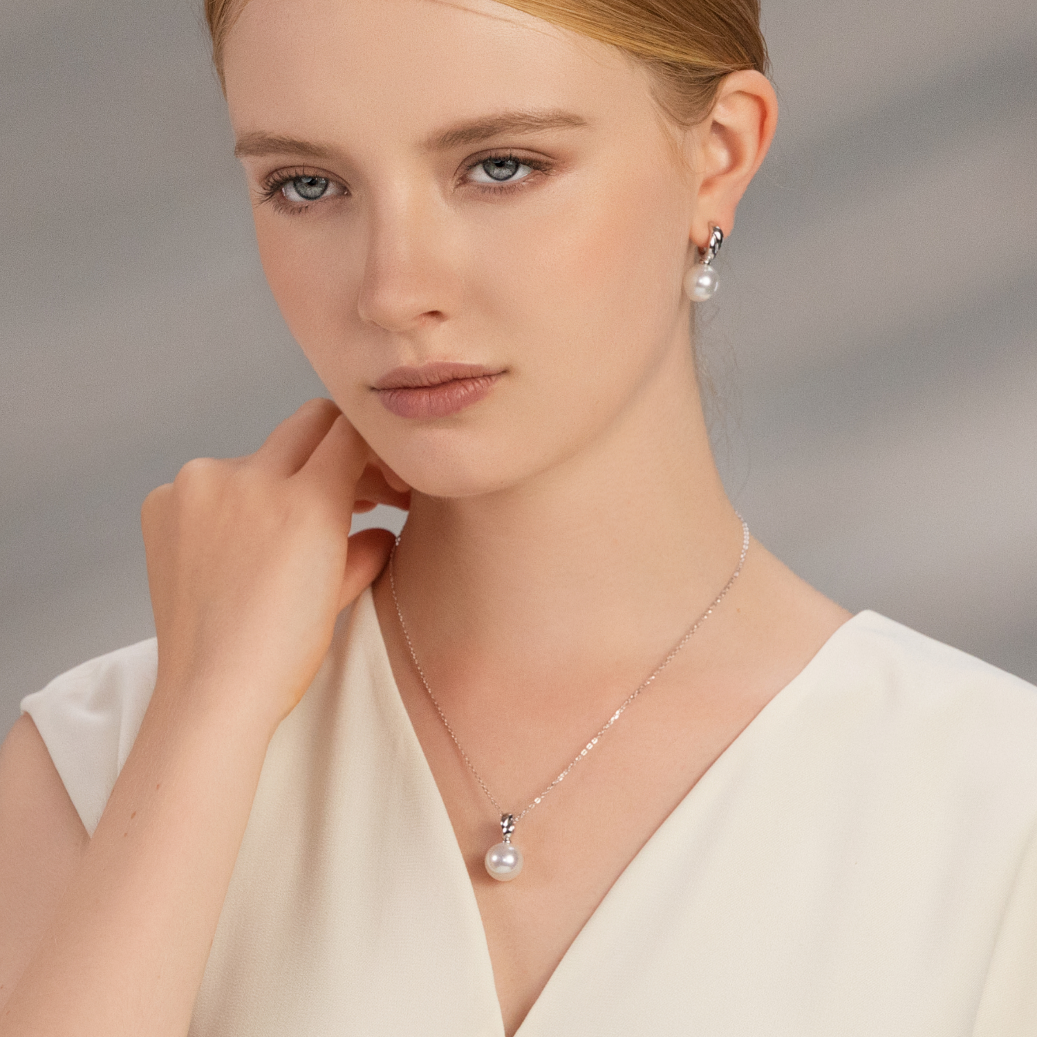 Little Bulb Pendant Necklace