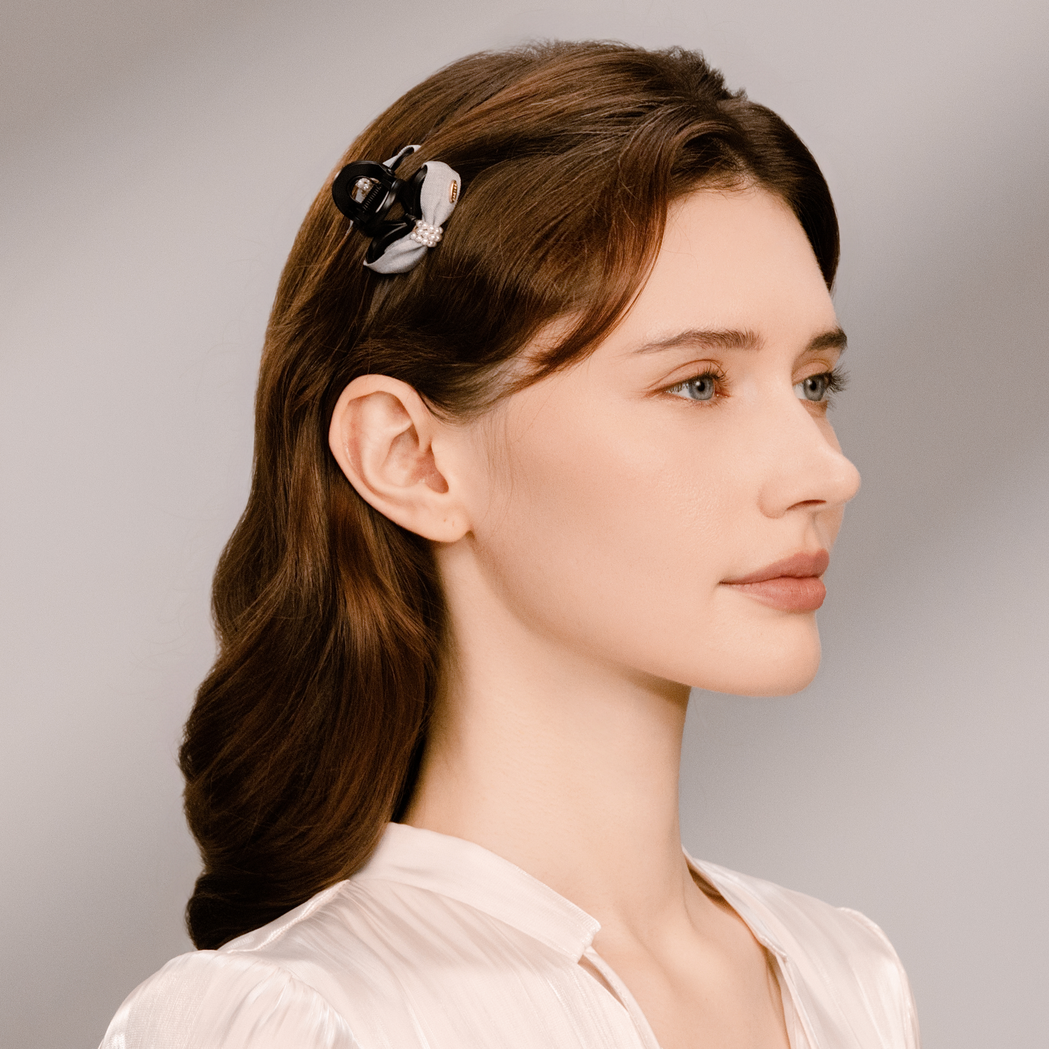 Suiting Pearl Small Hair Claws (1 Bow & Beaded)
