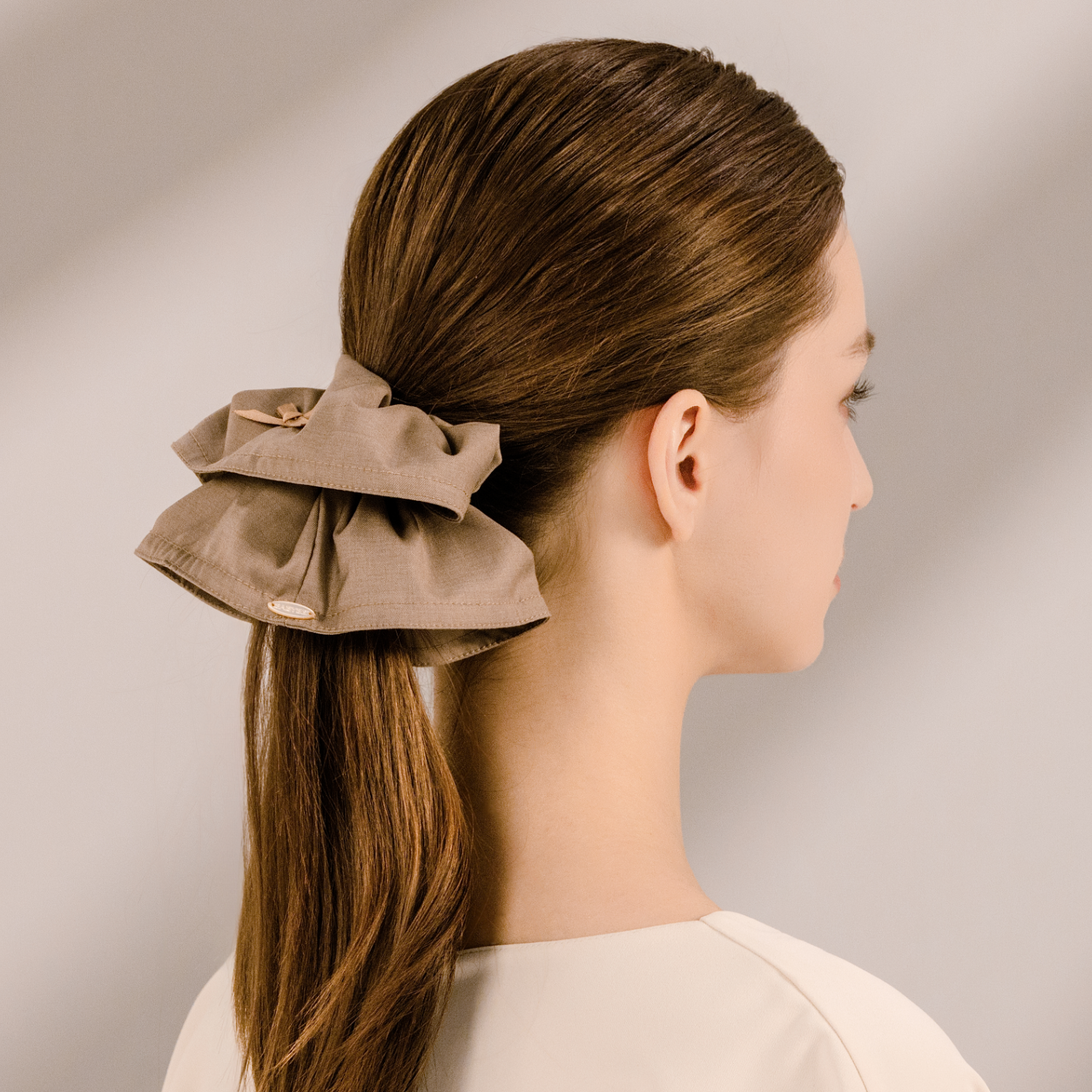 Suiting Shell Large Scrunchie (1 Bow & Oval)