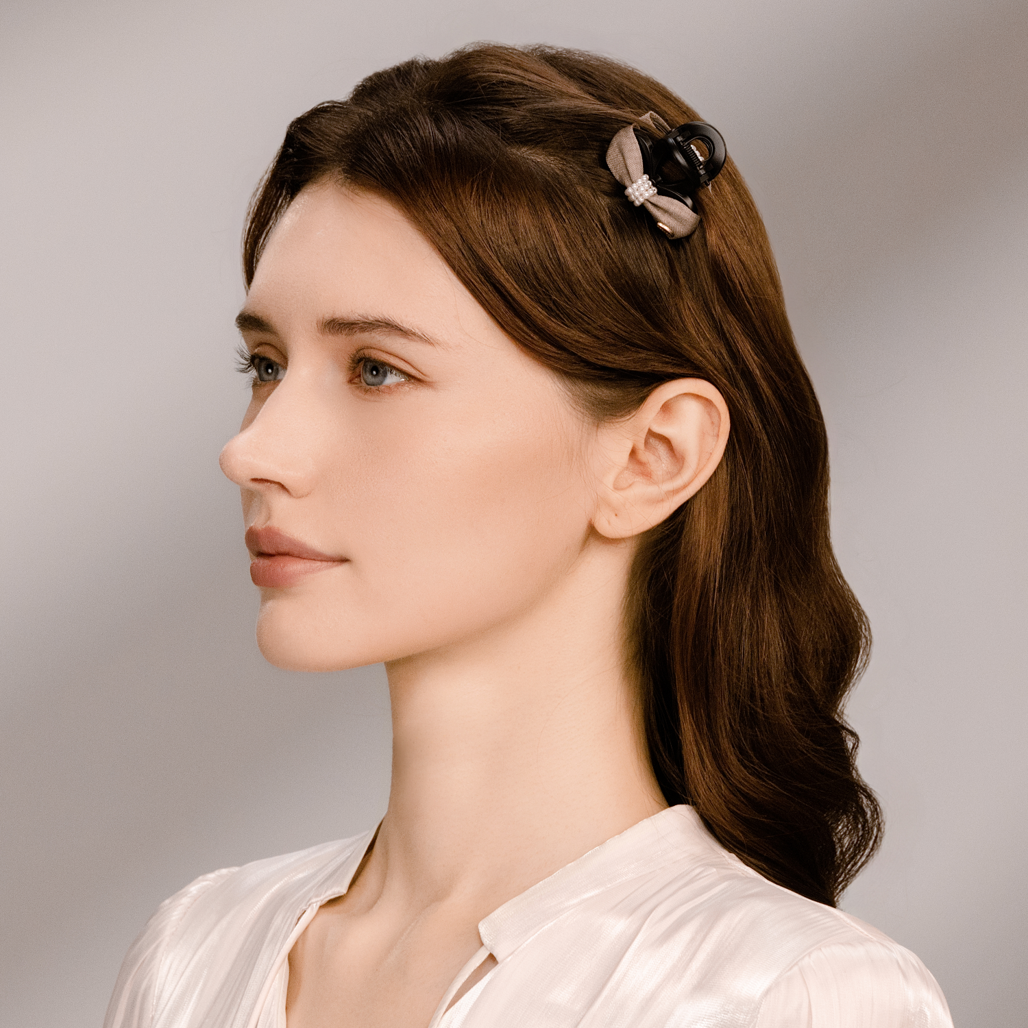 Suiting Pearl Small Hair Claws (1 Bow & Beaded)