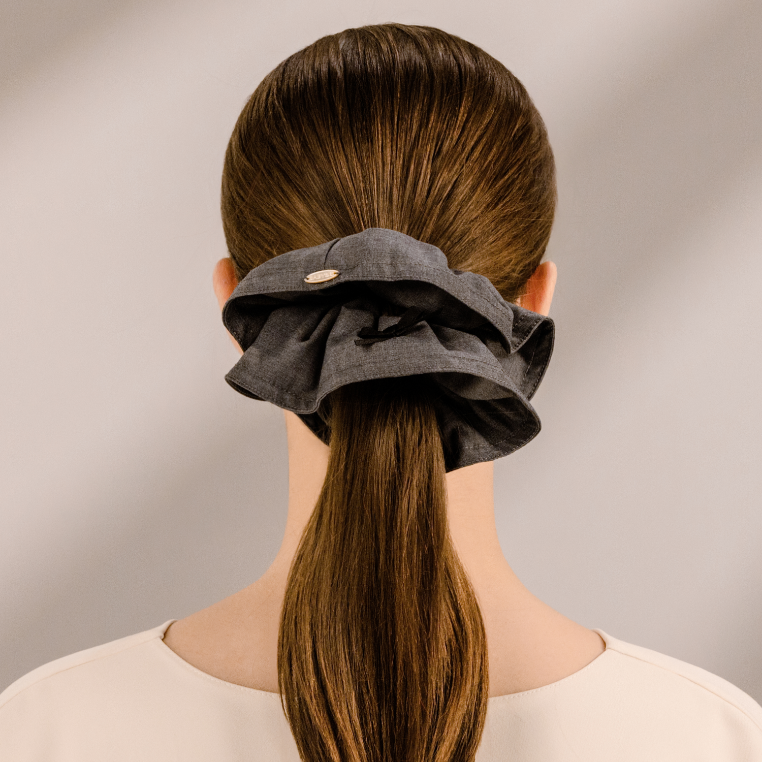 Suiting Shell Large Scrunchie (1 Bow & Oval)