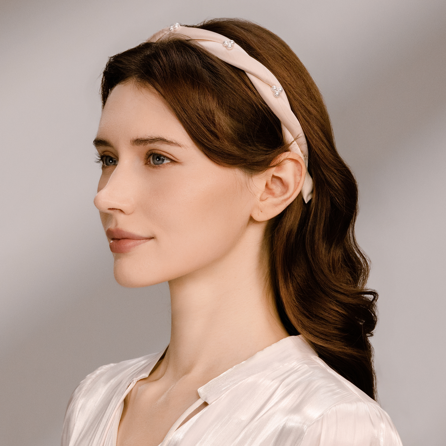 絲絲珍珠寬版髮箍（纏繞三珠花）
